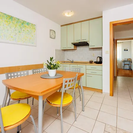 Komfortables Nur 500 Meter Zum Mit Meerblick, Waschmaschine, Parkplatz Appartement Dramalj